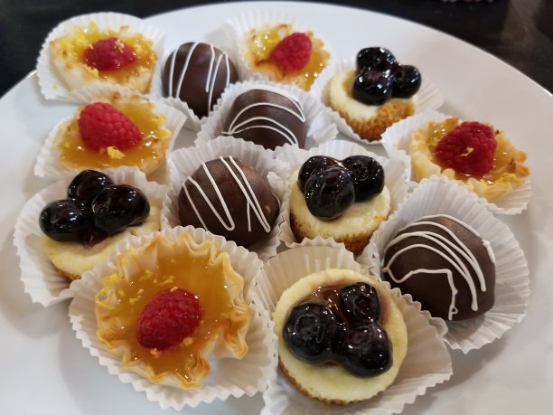 小四开胃小糕点甜点盘图片下载