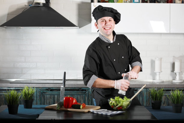 男厨师在厨房里准备蔬菜图片下载