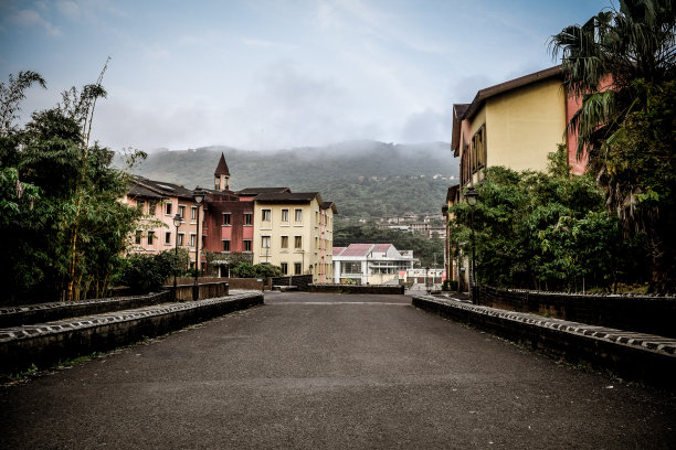 在印度浦那山之间的lavasa城市多彩的街道图片下载