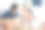 一对亚洲老人在养老院弹吉他唱歌。退休的男人和女人正在玩音乐，享受和微笑的感觉幸福坐在沙发上。图片下载