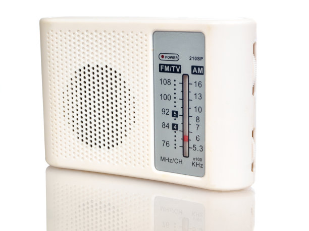 便携式调幅，调频无线电接收机隔离在白色背景图片下载