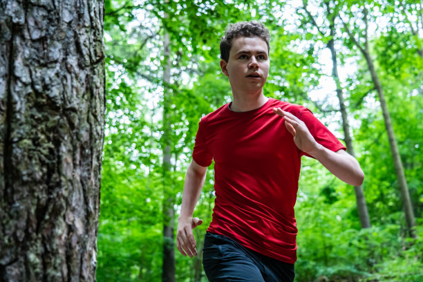 一个年轻人在跑道上跑步图片下载