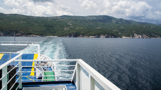 在暴风雨即将来临之际，乘渡船离开克罗地亚海岸。图片下载