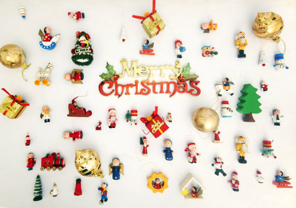 平铺着旧的木制圣诞装饰品，图片下载