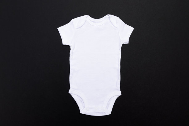 黑色背景上的空白白色婴儿紧身衣图片下载