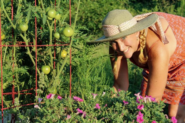 快乐和轻松成熟的40-49岁的女人照顾她的花园图片下载