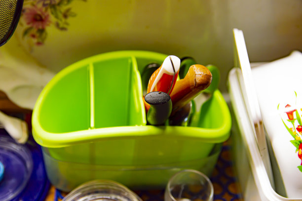 菜刀在绿色的架子上。图片下载