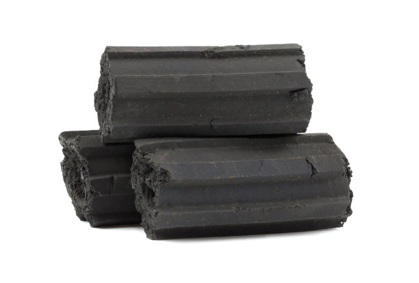 天然木材木炭，竹炭粉与传统木炭分离在白色背景上具有药用特性图片下载