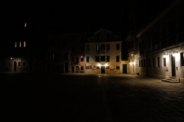 威尼斯，坎波圣波罗在晚上图片下载