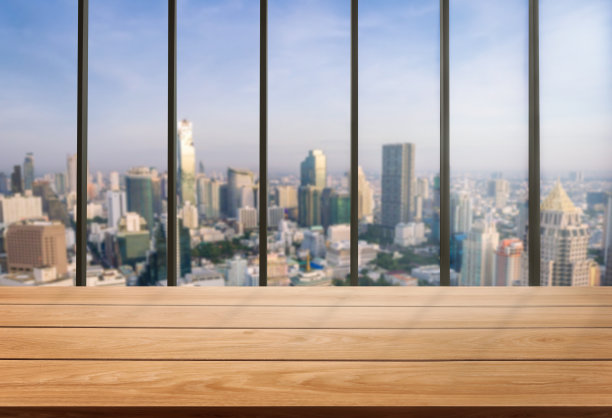 木桌在城市中心现代办公背景图片下载