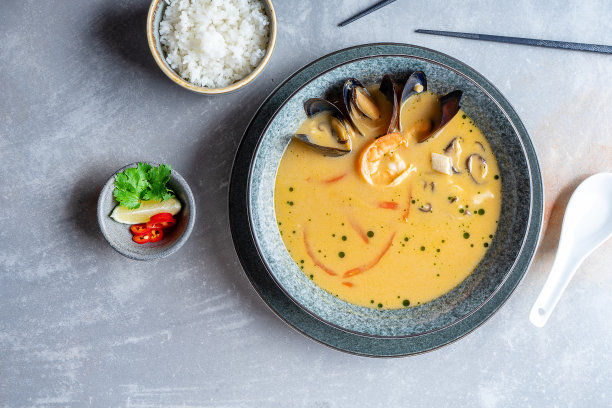 俯视图冬阴薯海鲜配米饭和柠檬。广受欢迎的酸辣泰国汤。副本的空间。平铺着辛辣可口的食物。横幅或菜单照片。汤姆百胜图片下载