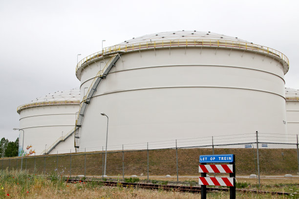 坦克在码头Vopak在韦斯特波特港在荷兰阿姆斯特丹港图片下载