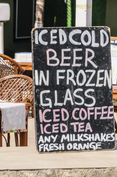 酒吧外的黑板上写着“冰冻玻璃杯里的冰冻啤酒，冰咖啡，冰茶，牛奶，奶昔和新鲜橙子”图片下载