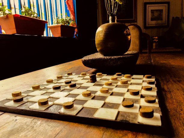 早餐桌上的跳棋图片下载