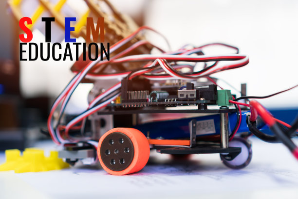 在学校实验室的电子板上用设备构建汽车机器人学习代码。STEM概念教育涉及儿童数学工程科学技术的学习图片下载