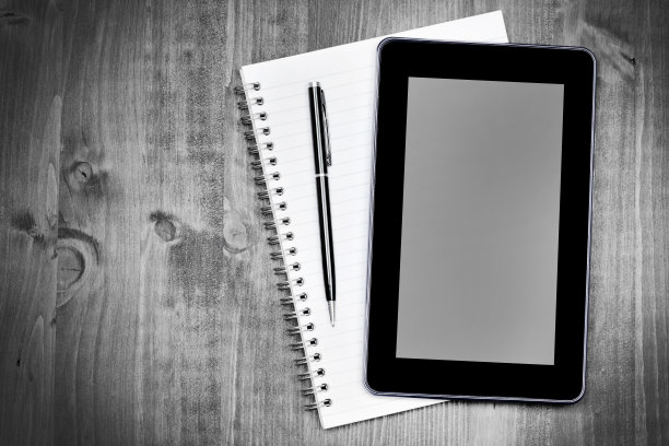 桌上的数字平板电脑和笔记本电脑图片下载