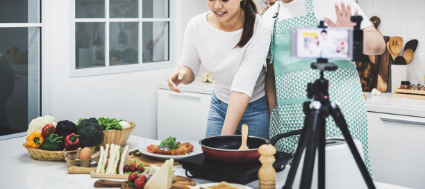 Vlogger和博主烹饪工作概念图片下载