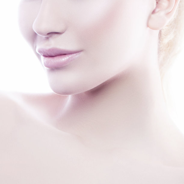 美女的嘴唇，双肩。图片下载