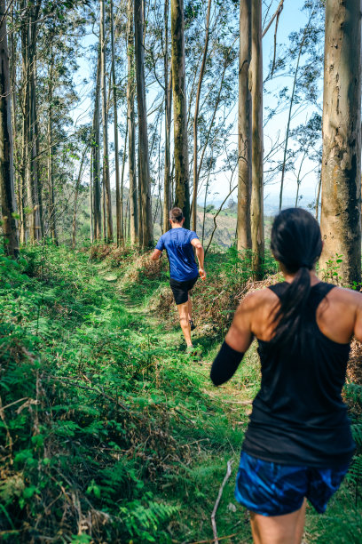 年轻的女人和男人在做试验图片下载