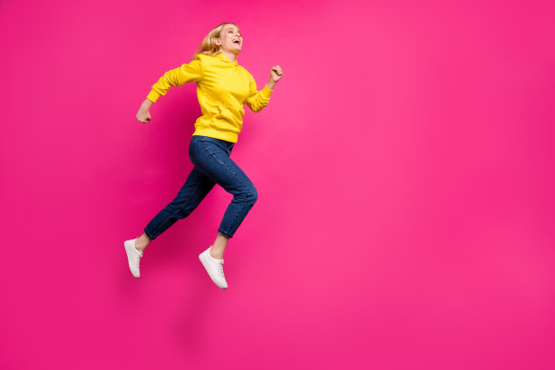 全长照片疯狂的女士跳高跑步购物穿休闲装孤立的粉色背景图片下载