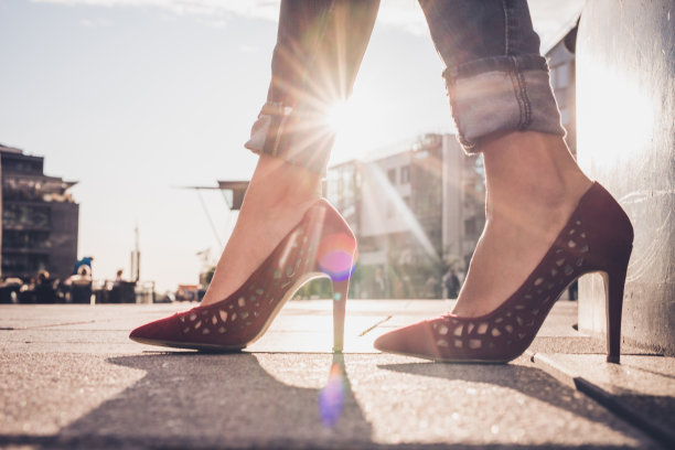 近距离的优雅高跟鞋。图片下载