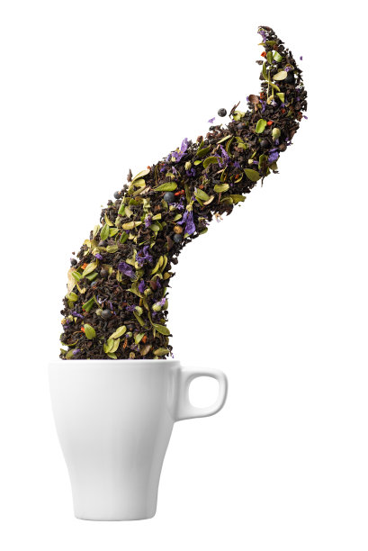 干凉茶倒入杯中，杯底为白色。平的。抽象的概念。图片下载