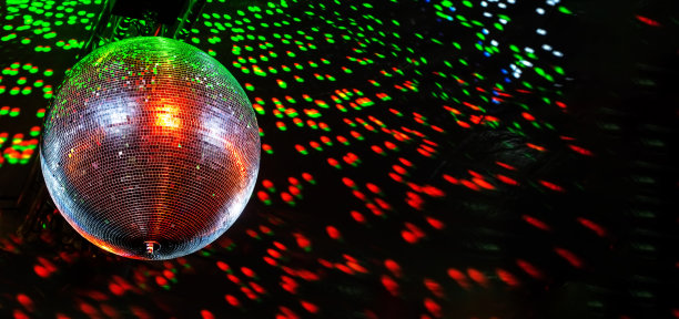 迪斯科球与彩色图案，夜晚派对的背景图片下载