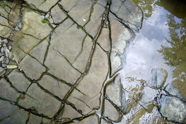 河的岩石底部有裂缝图片下载