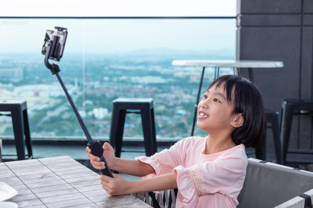 亚洲小女孩用智能手机自拍图片下载