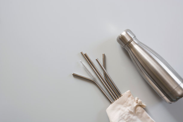 生态天然金属吸管，瓶子与棉袋灰色。可持续生活方式的概念。零浪费，无塑料。污染环境。图片下载