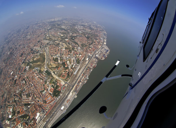 鸟瞰里斯本从直升机与鱼眼镜头图片下载