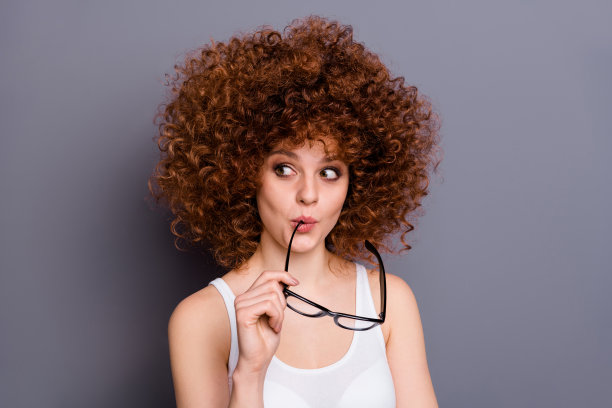 近距离的照片漂亮的狐狸精女士看奇怪的空空间思考棘手的行动穿specs白色背心孤立的灰色背景图片下载