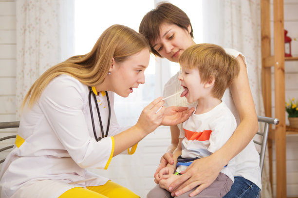 医生看了看小男孩的喉咙图片下载