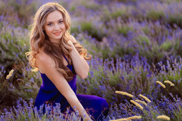 薰衣草地里的漂亮姑娘。夕阳下薰衣草田里的美女。——图片图片下载