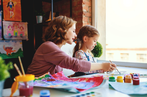 母亲和孩子的女儿画在幼儿园的创造力图片下载