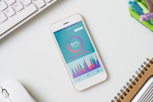 顶视图的办公桌桌子与图表模拟智能手机上的白色办公桌桌子。业务管理报告通过移动应用概念的想法。关掉手机。图片下载