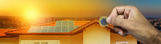 屋顶上的太阳能板，手里拿着巴西钱币图片下载