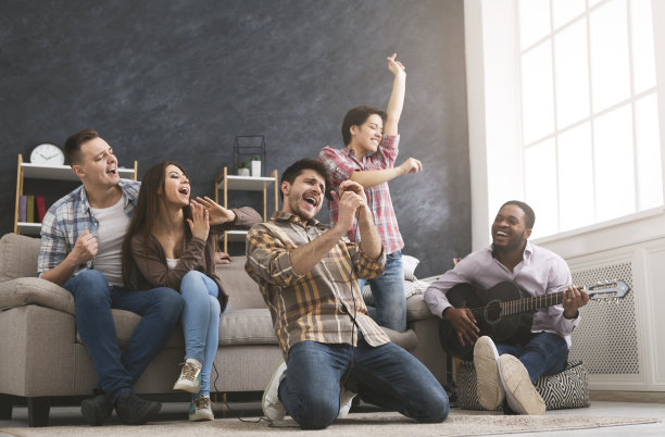 年轻的朋友们开派对，弹吉他，唱歌，在家里跳舞图片下载