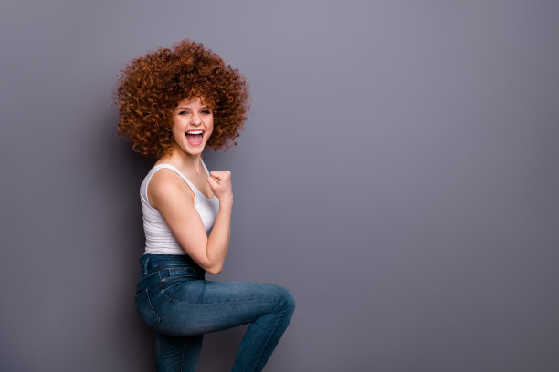 头像照片狐狸精女士庆祝难以置信的成功庆祝拳头举起穿白色背心孤立的灰色背景图片下载