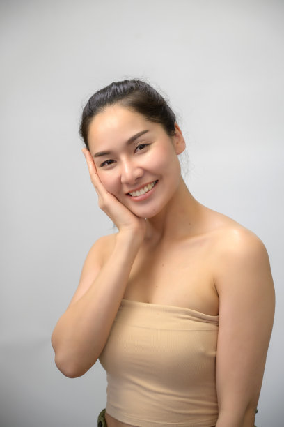 美丽的年轻亚洲女人肖像与自然的化妆和干净的皮肤图片下载