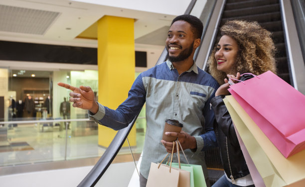 英俊的非洲男人告诉他的女朋友下一步该去哪里图片下载