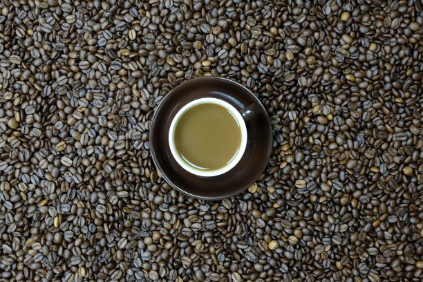 咖啡豆和杯子图片下载