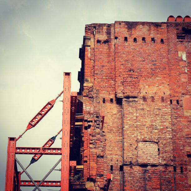 废弃的建筑物里图片下载