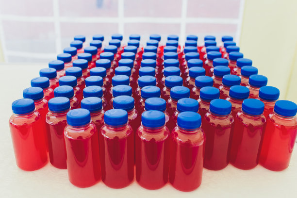 各种果汁在一个红色的瓶子里。图片下载