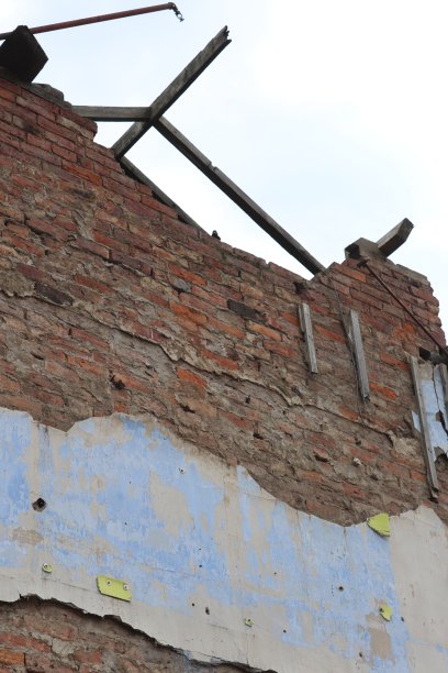 废弃的建筑物里图片下载