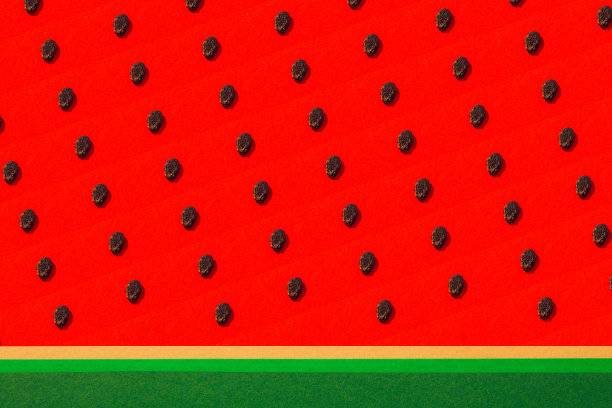 夏季最小的概念。红绿相间的纸上有西瓜籽图片下载