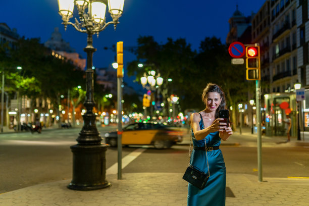 巴塞罗那格雷西亚大道上的美女图片下载