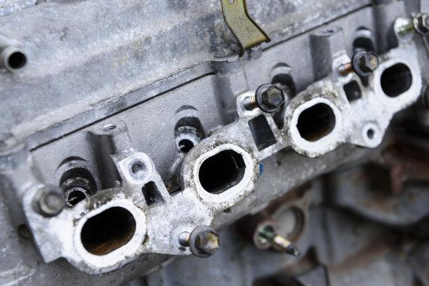 排气出口端口在一个旧的发动机缸体与排气歧管拆除。图片下载