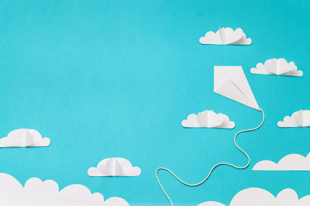 剪纸云朵和折纸风筝组成。创意概念的旗帜/着陆/背景设计。图片下载