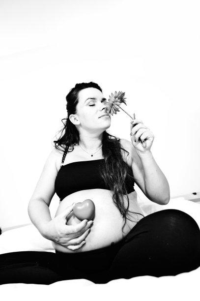 一位面带笑容的孕妇在摆姿势图片下载